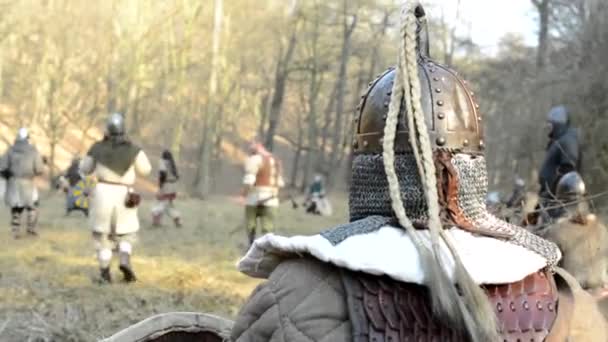 Medieval battle - war - soldier watches other soldiers — Stock Video