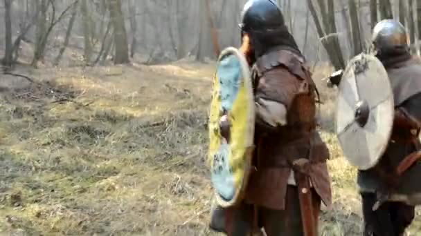 Batalla medieval - guerra - dos soldados caminando — Vídeos de Stock