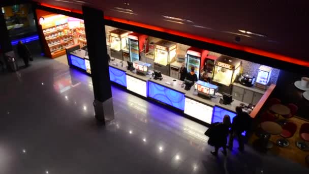 Snack bar en el cine con gente y vestíbulo en el cine - filmado desde arriba — Vídeos de Stock
