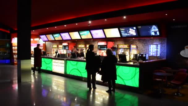 Snack bar al cinema con la gente — Video Stock