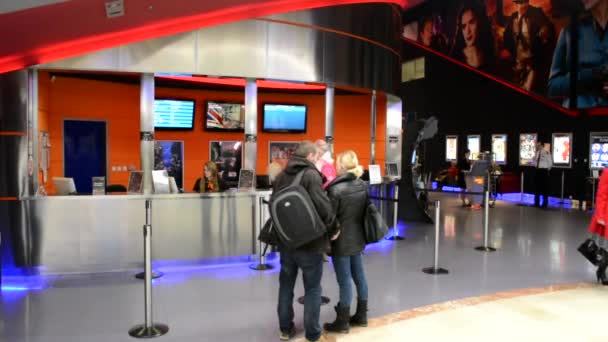 Cinema biljettintäkterna med kassörer och kunder — Stockvideo