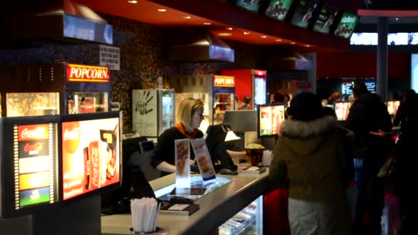 Snack bar en el cine con gente — Vídeos de Stock