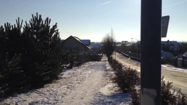 Calle de nieve de invierno en el pueblo - soleado — Vídeo de stock