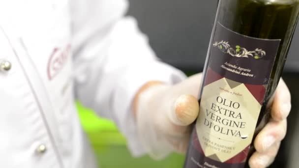 Šéfkuchař otevírá olivový olej a Lije olej do stroje — Stock video