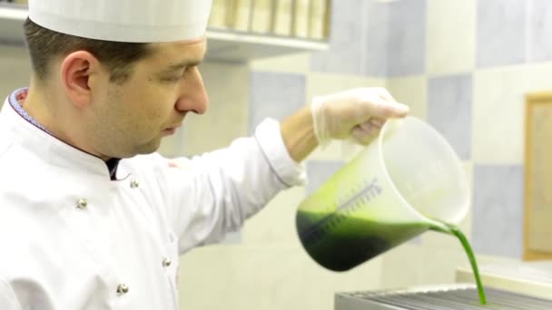 Chef vertiendo la mezcla (planta de espinacas) en el dispositivo — Vídeos de Stock