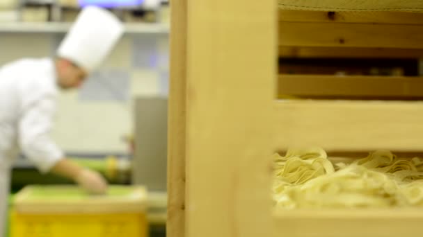 Шеф-повар делает макароны на заводе - производство макарон - машинное производство макарон — стоковое видео