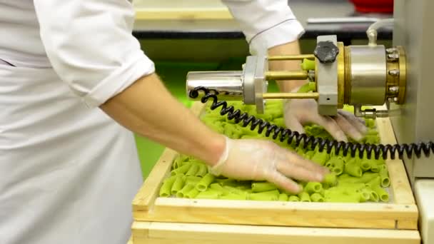 Productie van pasta - machine - chef-kok geeft pasta rack — Stockvideo