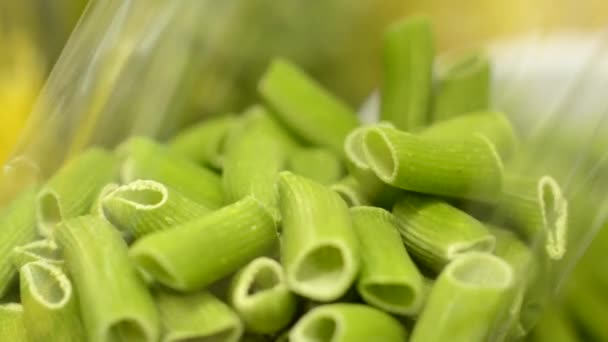 Chef-kok zet gedroogde pasta in zakken - close-up (detail) — Stockvideo