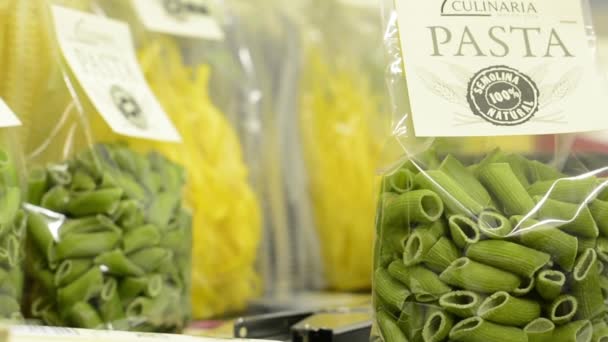Пакети сушених макаронних виробів на столі — стокове відео