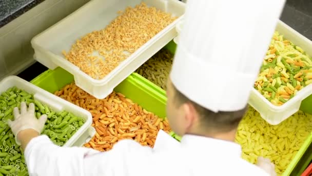 Сушені макарони в контейнері шеф-кухар контролює якість макаронів — стокове відео
