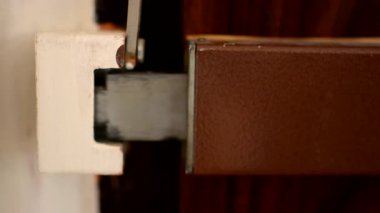 Güvenlik kapı kilidi açın