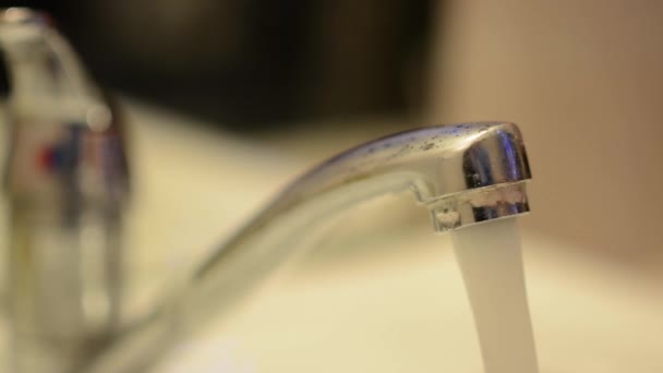 Washbasin - running water - hot water — Stock Video