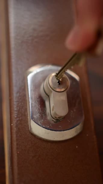 Man lock fechadura de segurança na porta - trava — Vídeo de Stock