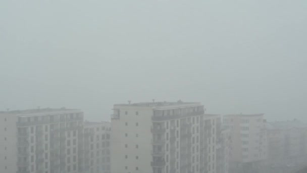 Tormenta de nieve - edificio urbano (bloque de pisos) en el fondo — Vídeo de stock