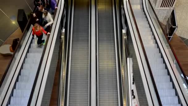 PRAGUE, REPÚBLICA CHECA - 30 DE MARÇO DE 2015: escadas rolantes com pessoas no shopping center - timelapse — Vídeo de Stock