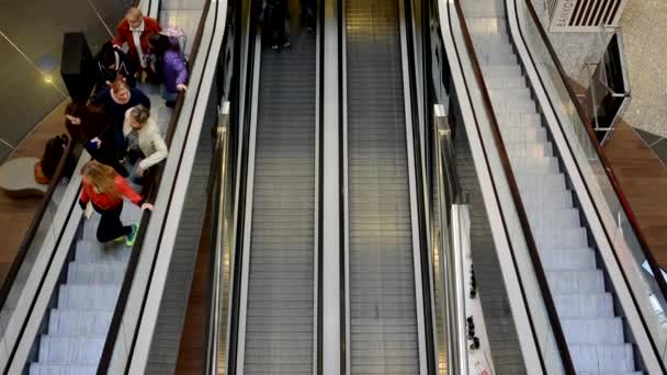 Praha, Česká republika - 30 března 2015: eskalátory s lidmi v nákupním centru — Stock video