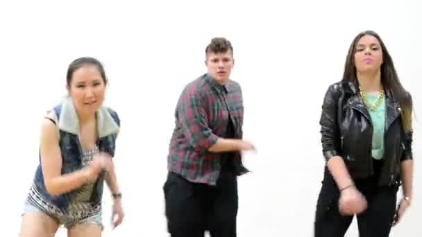 Три танцора - группа из трех друзей танцуют - посмотрите в камеру - две женщины и один мужчина - зал — стоковое видео