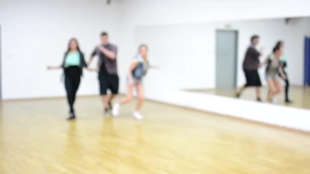 Tres bailarines - grupo de tres amigos bailan - dos mujeres y un hombre - hall - bailarines vienen a la cámara desde atrás — Vídeo de stock