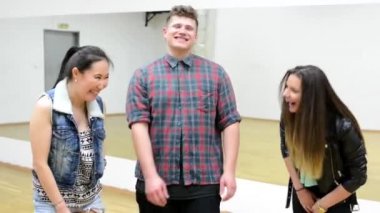 Bir grup genç arkadaşlar (dansçılar) gülmek - iç - hall