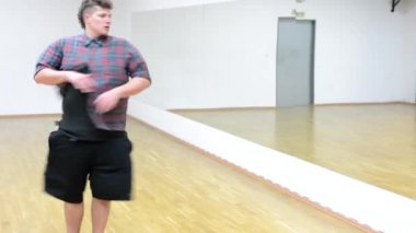 Genç yakışıklı adam dans - hall - taraftan ateş - ayna