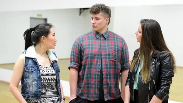 Un grupo de jóvenes amigos (bailarines) conversando - tres jóvenes amigos conversando - interior - hall — Vídeos de Stock