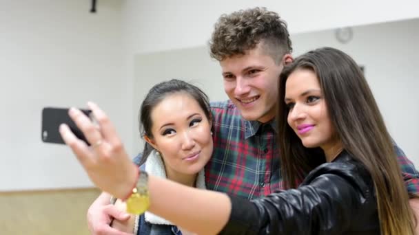 Skupina přátel - tři přátelé (tanečníci) brát fotografie (fotografie) sami (selfie) - hala — Stock video
