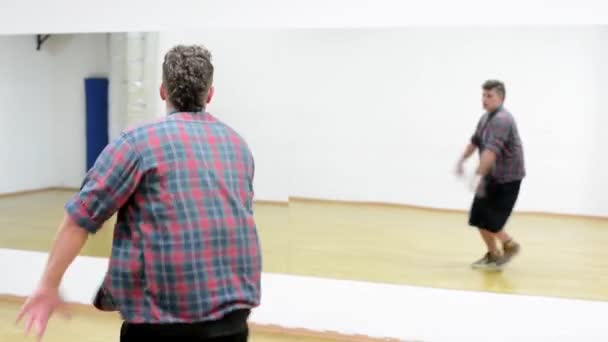 Молодий красивий чоловік танцює зал дзеркало — стокове відео