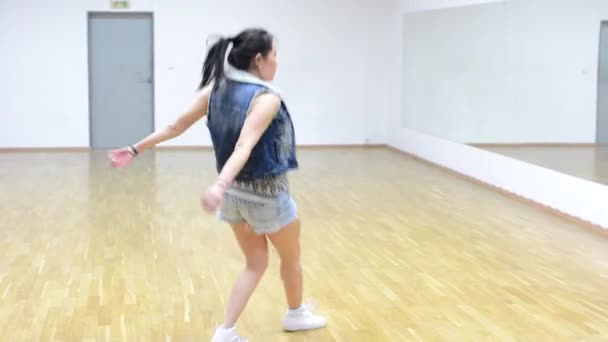 Young attractive asian woman dancing - hall - shot from side — Stock Video