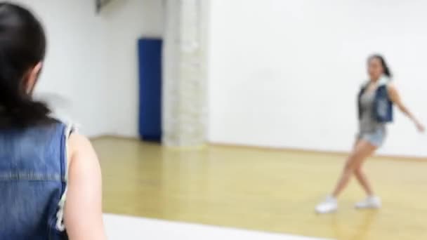 Junge attraktive asiatische Frau tanzt - Halle - Nahaufnahme - Spiegel — Stockvideo