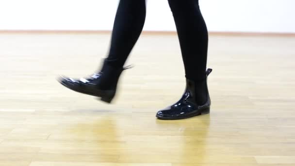 Joven mujer atractiva bailando - hall - disparo en las piernas (pie ) — Vídeos de Stock