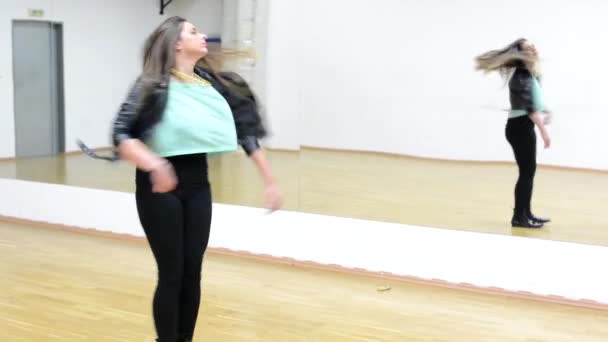 Молодая привлекательная женщина танцует - зал - зеркало с дверью — стоковое видео