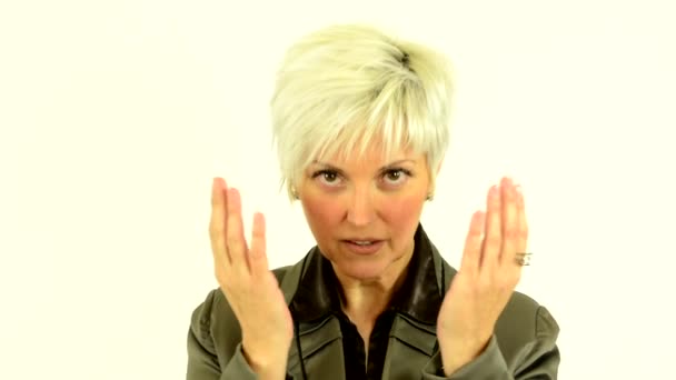 Negócios mulher de meia-idade surpreso - fundo branco - estúdio — Vídeo de Stock