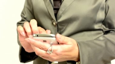 İş kadını telefon - beyaz arka plan - studio - portre üzerinde çalışır