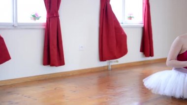 Hazırlanıyor genç balerin dans için - kadın saç ayarlar.