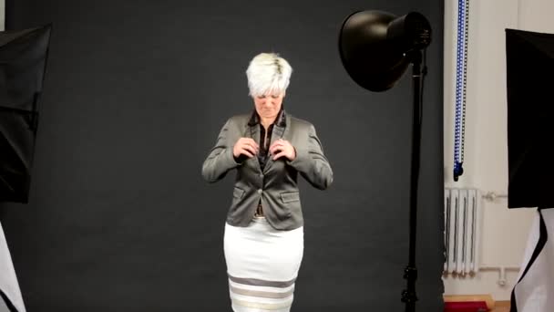 Estudio - equipo fotográfico (luz y placa reflectante) - mujer de negocios - fondo negro — Vídeos de Stock