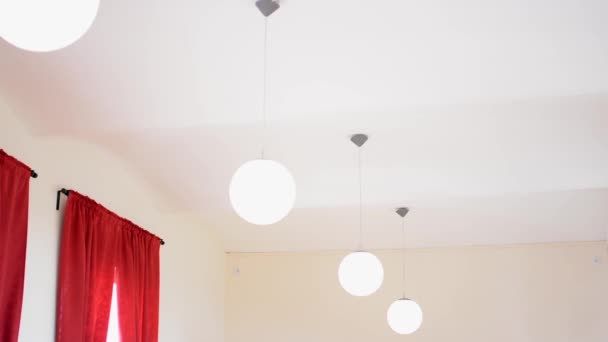 Innenraum - Lampen (Lichter) - roter Vorhang — Stockvideo
