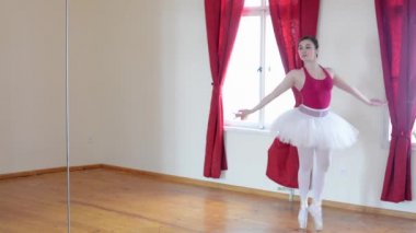 Genç balerin hall - katı - yansıma aynada dans