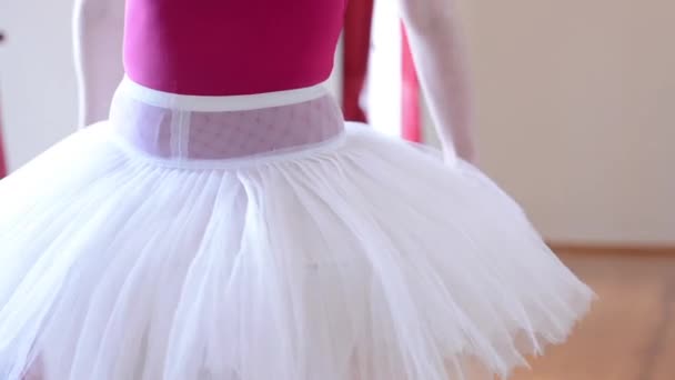 Jovem bailarina se prepara para dançar - bailarina ajusta saia (detalhe ) — Vídeo de Stock