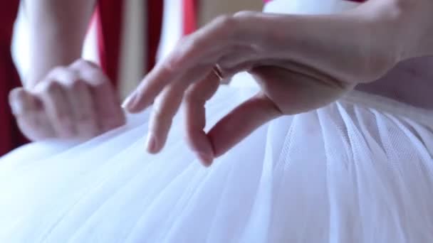 Ballerina verstellt Rock (Detail) — Stockvideo