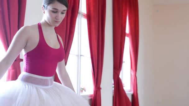 Jonge ballerina opwarming van de aarde omhoog en dansen in de hall - hall — Stockvideo