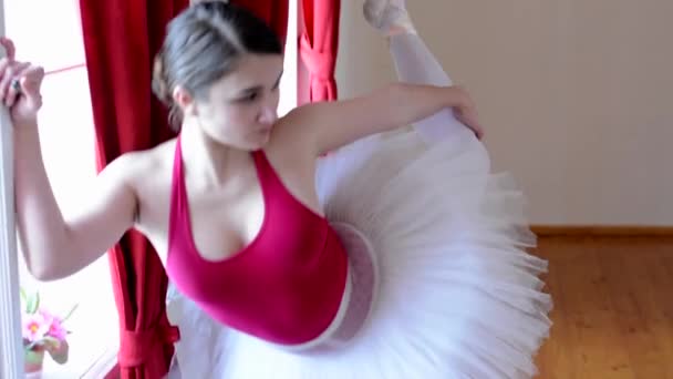 Giovane ballerina che si prepara per la danza - warm up - tenda rossa — Video Stock