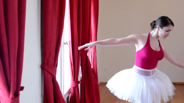 Jonge ballerina dansen in de hall - hall - rood gordijn — Stockvideo