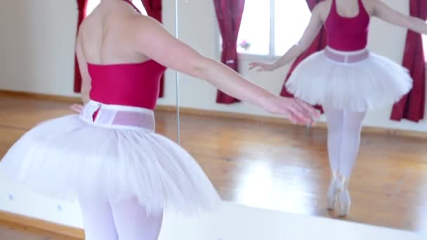 Young ballerina dancing in the hall - floor - mirror - closeup — Stock Video