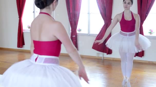 Jonge ballerina dansen in de hall - verdieping - reflectie in de spiegel — Stockvideo