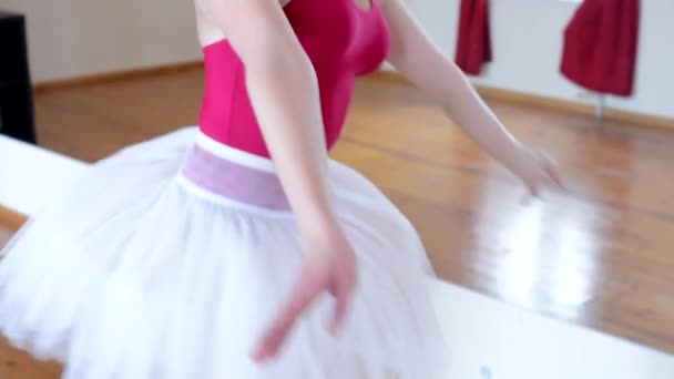 Молодая балерина танцует в зале - нога - отражение в зеркале — стоковое видео