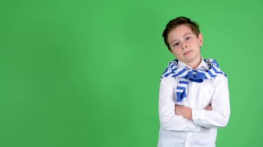 Genç yakışıklı çocuk çocuk gülümsüyor kamera (katlanmış silah) - yeşil ekran - stüdyo