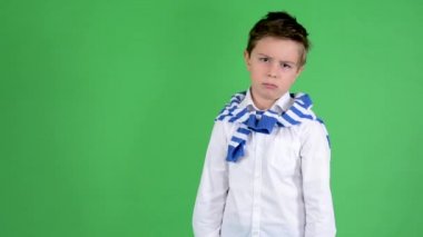 Genç yakışıklı çocuk çocuk başını ret - yeşil ekran - studio sallar.