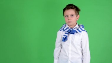 Genç yakışıklı çocuk çocuk başparmak ret - yeşil ekran - stüdyo