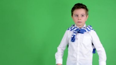 Genç yakışıklı çocuk çocuktur sürpriz - yeşil ekran - stüdyo