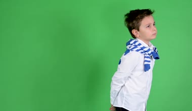 Genç yakışıklı çocuk çocuk - yeşil ekran - studio yürür